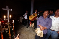 Domingo 24 de julio del 2016. San Juan Chamula. Indígenas tsotsiles realizan los ceremoniales tradicionales de las personas que murieran durante los enfrentamientos en la plaza central del ayuntamiento de San Juan Chamula el día de ayer.  En la imagen el 