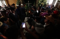 Domingo 24 de julio del 2016. San Juan Chamula. Indígenas tsotsiles realizan los ceremoniales tradicionales de las personas que murieran durante los enfrentamientos en la plaza central del ayuntamiento de San Juan Chamula el día de ayer.  En la imagen el 