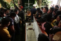 Domingo 24 de julio del 2016. San Juan Chamula. Indígenas tsotsiles realizan los ceremoniales tradicionales de las personas que murieran durante los enfrentamientos en la plaza central del ayuntamiento de San Juan Chamula el día de ayer.  En la imagen el 