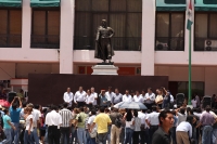 Lunes 13 de agosto del 2012. Tuxtla Gutiérrez, Chiapas. Alejandro Gamboa ex-dirigente estatal del PRD en Chiapas encabeza el mitin en contra de CFE que pretende organizar a los ayuntamientos chiapanecos  para el no pago de los adeudos a la paraestatal en 