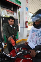 Lunes 14 de marzo. El aumento paulatino de los combustibles aparentemente no ha afectado el consumo de los automotores en Tuxtla, sin embargo es posible observar a los despachadores con poco trabajo en la mañana de este lunes.