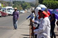 Martes 10 de enero del 2016. Chiapa de Corzo. Las comunidades de Paso Achiote protestan esta mañana en contra del Gasolinazo bloqueando la carretera vieja hacia San Cristóbal de manera intermitente en la salida de esta localidad de la ribera del Grijalva. Martes 10 de enero del 2016. Chiapa de Corzo. Las comunidades de Paso Achiote protestan esta mañana en contra del Gasolinazo bloqueando la carretera vieja hacia San Cristóbal de manera intermitente en la salida de esta localidad de la ribera del Grijalva.