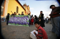 Jóvenes graffiteros y artistas de la ciudad de San Cristóbal de las Casas se manifiestan en las calles de esta ciudad para exigir respeto de las autoridades municipales después de la detención de varios artistas callejeros en los altos de Chiapas.
