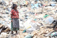 Julio del 2014. Tapachula, Chiapas. Niños, centroamericanos e indigentes pepenadores en el basurero municipal de esta ciudad de la frontera sur de México.