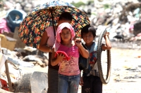 Julio del 2014. Tapachula, Chiapas. Niños, centroamericanos e indigentes pepenadores en el basurero municipal de esta ciudad de la frontera sur de México.