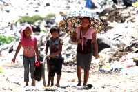 Julio del 2014. Tapachula, Chiapas. Niños, centroamericanos e indigentes pepenadores en el basurero municipal de esta ciudad de la frontera sur de México.