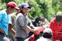 Julio del 2014. Tapachula, Chiapas. Niños, centroamericanos e indigentes pepenadores en el basurero municipal de esta ciudad de la frontera sur de México.