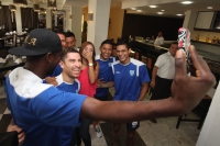 Viernes 29 de mayo del 2015. Tuxtla Gutiérrez. La selección nacional de Guatemala se toma un momento para compartir con sus aficionados en el hotel donde descansan en la capital del estado de Chiapas, esto previo al partido del día de mañana contra la sel