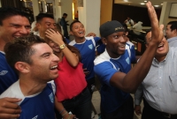 Viernes 29 de mayo del 2015. Tuxtla Gutiérrez. La selección nacional de Guatemala se toma un momento para compartir con sus aficionados en el hotel donde descansan en la capital del estado de Chiapas, esto previo al partido del día de mañana contra la sel