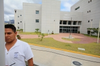 Viernes 3 de enero del 2014. Tuxtla Gutiérrez. A más de un año de su inauguración y a más de 3 años de que el ilustre chiapaneco pidiera que no se politizara su nombre, el nuevo Centro Médico Chiapas Solidario Gilberto Gómez Maza continúa sin ser entregad