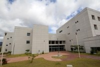 Viernes 3 de enero del 2014. Tuxtla Gutiérrez. A más de un año de su inauguración y a más de 3 años de que el ilustre chiapaneco pidiera que no se politizara su nombre, el nuevo Centro Médico Chiapas Solidario Gilberto Gómez Maza continúa sin ser entregad