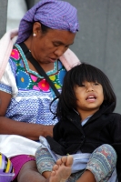 Domingo 29 de marzo del 2015. Tuxtla Gutiérrez, Cada año disminuye el número de las familias artesanas que continúan  elaborando las palmas en los atrios de las iglesias de la capital del estado de Chiapas.