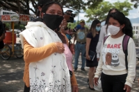 Viernes 24 de julio del 2020. Tuxtla Gutiérrez. Juanita, la madre del niño secuestrado en la ciudad de San Cristóbal de las Casas intenta acercarse a las autoridades chiapanecas este medio día en la capital de este estado del sureste de México.