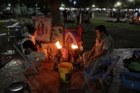Lunes 10 de diciembre del 2018. En esta noche tan triste para Chiapa de Corzo, los peregrinos de las diferentes comunidades de Los Altos de Chiapas descansan esta noche en La Plaza de Armas de esta comunidad de la ribera del Rio Grande...