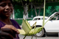 Miércoles 11 de febrero del 2015. Tuxtla Gutiérrez. El ingenio suple todas las carencias. Un niño de la calle vende su artesanía hecha de palma en los cruceros de la ciudad.
