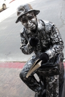 Miércoles 11 de febrero del 2015. Tuxtla Gutiérrez. El ingenio suple todas las carencias. Una estatua viviente en la Avenida Central.