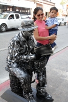 Miércoles 11 de febrero del 2015. Tuxtla Gutiérrez. El ingenio suple todas las carencias. Una estatua viviente en la Avenida Central. Miércoles 11 de febrero del 2015. Tuxtla Gutiérrez. El ingenio suple todas las carencias. Una estatua viviente en la Avenida Central.