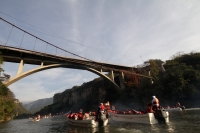Viernes 12 de diciembre del 2014. Chiapa de Corzo, Los prestadores de servicios turísticos de las cooperativas de lancheros del Cañón del Sumidero realizan esta mañana su peregrinación hacia la Cueva de Colores dentro de este Parque Nacional en donde colo