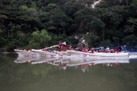 Viernes 12 de diciembre del 2014. Chiapa de Corzo, Los prestadores de servicios turísticos de las cooperativas de lancheros del Cañón del Sumidero realizan esta mañana su peregrinación hacia la Cueva de Colores dentro de este Parque Nacional en donde colo