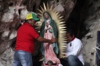 Viernes 12 de diciembre del 2014. Chiapa de Corzo, Los prestadores de servicios turísticos de las cooperativas de lancheros del Cañón del Sumidero realizan esta mañana su peregrinación hacia la Cueva de Colores dentro de este Parque Nacional en donde colo