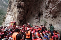 Viernes 12 de diciembre del 2014. Chiapa de Corzo, Los prestadores de servicios turísticos de las cooperativas de lancheros del Cañón del Sumidero realizan esta mañana su peregrinación hacia la Cueva de Colores dentro de este Parque Nacional en donde colo