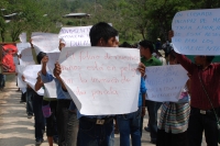 Lunes 18 de abril. Estudiantes del bachillerato de la comunidad Guaquitepec, en el municipio de Chilón,  Chiapas  marchan para exigir que no sean utilizadas las parcelas por grupos de invasores que ocupan invasores que afectan a 17 comunidades de la regió