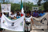 Lunes 18 de abril. Estudiantes del bachillerato de la comunidad Guaquitepec, en el municipio de Chilón,  Chiapas  marchan para exigir que no sean utilizadas las parcelas por grupos de invasores que ocupan invasores que afectan a 17 comunidades de la regió