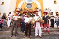 Jueves 16 de agosto del 2012. Tuxtla Gutiérrez, Chiapas. Danzantes de la Etnia Zoque realizan La Danza de Nuestro Padre Roque este medio día en la Iglesia de San Roque donde se celebran las fiestas patronales de uno de los barrios más antiguos de la ciuda