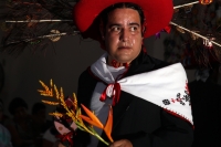 Jueves 16 de agosto del 2012. Tuxtla Gutiérrez, Chiapas. Danzantes de la Etnia Zoque realizan La Danza de Nuestro Padre Roque este medio día en la Iglesia de San Roque donde se celebran las fiestas patronales de uno de los barrios más antiguos de la ciuda