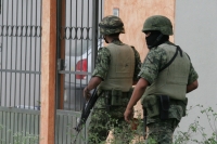 Jueves 9 de septiembre. Elementos del ejército mexicano realizan un operativo sorpresa en la colonia Residencial Hacienda donde permanecen varias horas en el interior de una casa ubicada en la esquina de la Av. Mérida y calle San Luis Potosí.