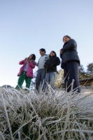 Sábado 25 de diciembre. San Juan Chamula. Los parajes y comunidades de los altos de Chiapas amanecen vestidos de blanco debido a la escarcha de hielo que el frio provoca en las madrugadas afectando a pobladores y cultivos, mientras que provoca el asombro 