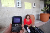 Lunes 20 de enero del 2014. Tuxtla Gutiérrez. Una mujer permanece en la entrada de las instalaciones de la PGJE-Chis en huelga de hambre para exigir garantías a su integridad después de recibir amenazas y llamadas telefónicas en la comunidad de San Fernan