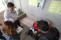 Lunes 20 de enero del 2014. Tuxtla Gutiérrez. Una mujer permanece en la entrada de las instalaciones de la PGJE-Chis en huelga de hambre para exigir garantías a su integridad después de recibir amenazas y llamadas telefónicas en la comunidad de San Fernan