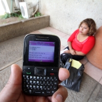 Lunes 20 de enero del 2014. Tuxtla Gutiérrez. Una mujer permanece en la entrada de las instalaciones de la PGJE-Chis en huelga de hambre para exigir garantías a su integridad después de recibir amenazas y llamadas telefónicas en la comunidad de San Fernan