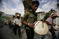 Especial / 15 fotos / Los Hojeros de Suchiapa recorren varios municipios de la depresión central de Chiapas para recolectar las Hojas de Espadaña, la cual es utilizada de forma ceremonial en los días previos a la Santa Cruz.  Los Hojeros acompañan el reco