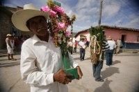 Especial / 15 fotos / Los Hojeros de Suchiapa recorren varios municipios de la depresión central de Chiapas para recolectar las Hojas de Espadaña, la cual es utilizada de forma ceremonial en los días previos a la Santa Cruz.  Los Hojeros acompañan el reco