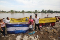 Julio del 2014. Tapachula de Córdoba y Ordoñez. Los Niños Hondureños. Después de vivir el éxodo ocasionado por la violencia en Honduras, acosados y perseguidos por los mareros, continúan el camino hacia el norte intentando olvidar la venganza que sus jóve