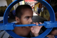 Julio del 2014. Tapachula de Córdoba y Ordoñez. Los Niños Hondureños. Después de vivir el éxodo ocasionado por la violencia en Honduras, acosados y perseguidos por los mareros, continúan el camino hacia el norte intentando olvidar la venganza que sus jóve