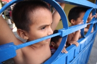 Julio del 2014. Tapachula de Córdoba y Ordoñez. Los Niños Hondureños. Después de vivir el éxodo ocasionado por la violencia en Honduras, acosados y perseguidos por los mareros, continúan el camino hacia el norte intentando olvidar la venganza que sus jóve