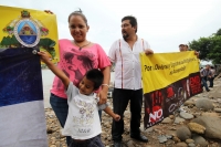 Julio del 2014. Tapachula de Córdoba y Ordoñez. Los Niños Hondureños. Después de vivir el éxodo ocasionado por la violencia en Honduras, acosados y perseguidos por los mareros, continúan el camino hacia el norte intentando olvidar la venganza que sus jóve Julio del 2014. Tapachula de Córdoba y Ordoñez. Los Niños Hondureños. Después de vivir el éxodo ocasionado por la violencia en Honduras, acosados y perseguidos por los mareros, continúan el camino hacia el norte intentando olvidar la venganza que sus jóve
