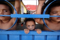 Julio del 2014. Tapachula de Córdoba y Ordoñez. Los Niños Hondureños. Después de vivir el éxodo ocasionado por la violencia en Honduras, acosados y perseguidos por los mareros, continúan el camino hacia el norte intentando olvidar la venganza que sus jóve