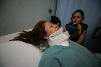 Mercedes Carrasco de 41 años de edad, convalece en la cama 62 del hospital del ISSSTE después de habar sido golpeada brutalmente por 4 sujetos en la ciudad de Tonalá. La mujer responsabiliza al presidente municipal después de recibir amenazas y el caso se