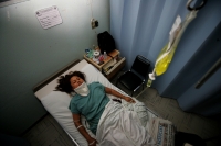 Mercedes Carrasco Solís de 41 años de edad, convalece en la cama 62 del hospital del ISSSTE después de habar sido golpeada brutalmente por 4 sujetos en la ciudad de Tonalá. La mujer responsabiliza al presidente municipal después de recibir amenazas y el c