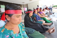 Miércoles 6 de abril. Indígenas tsotsiles de varias organizaciones sociales de varios municipios del estado se suman a las protestas para la liberación de varios presos políticos y se manifiestan en las entradas del edificio del gobierno estatal.