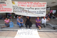 Martes 5 de abril. Familiares de los presos aprendidos en Pueblo Nuevo Solistahuacan y miembros de la organización COCYP continúan con las protestas en las entradas del edificio de gobierno estatal para exigir la libertad y la cancelación de las órdenes d