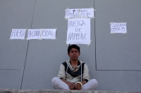 Miércoles6 de abril del 2016. Tuxtla Gutiérrez. Un joven inicia esta mañana huelga de hambre por el acoso y extorción de su pareja quien acaba de ser trasladado del penal número 5 al de Ocosingo