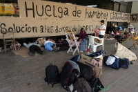 Martes 12 de octubre. A pesar de las versiones periodísticas, continua el plantón y huelga de hambre de los militantes de la OPEZ en la entrada del edificio de gobierno del estado.