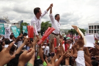 Lunes 25 de junio del 2012. Tuxtla Gutiérrez, Chiapas. Manuel El huero Velazco y Enrique Peña Nieto cierran campaña este medio día en la plaza central de esta ciudad.