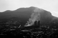 Viernes 22 de diciembre del 2017. Tuxtla Gutiérrez. Un fuerte incendio en la meseta del Cerro Mactumatza  provoca el humo que cubre la parte poniente sur de Tuxtla