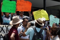Jueves 4 de abril del 2019. Tuxtla Gutiérrez. Maestros Idóneos esperan los pagos atrasados protestando entre la Secretaria de Educación de Chiapas y el edificio del Gobierno Estatal.